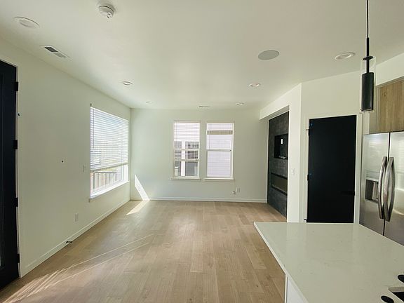 4th image of 1920 Hooker St Unit 1