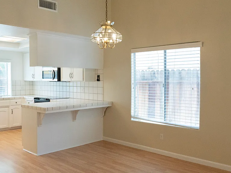 1044 E Manhattan Ave — Photo 8