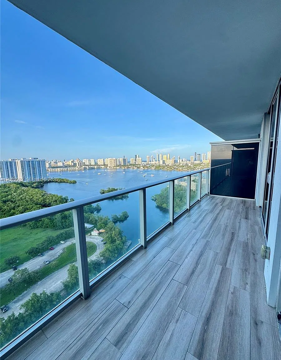 The Harbour North Condo — Photo 4