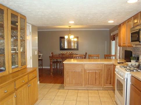 5th image of 2001 Grafton Dr