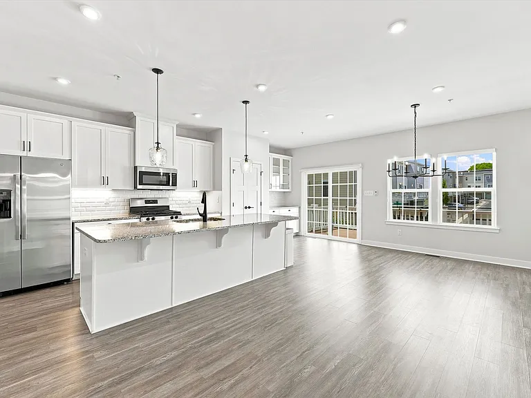 523 E Union St — Photo 5
