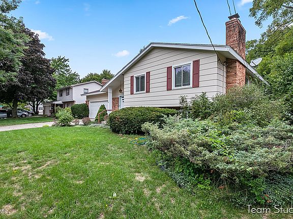 3rd image of 1541 Marwood Dr SE
