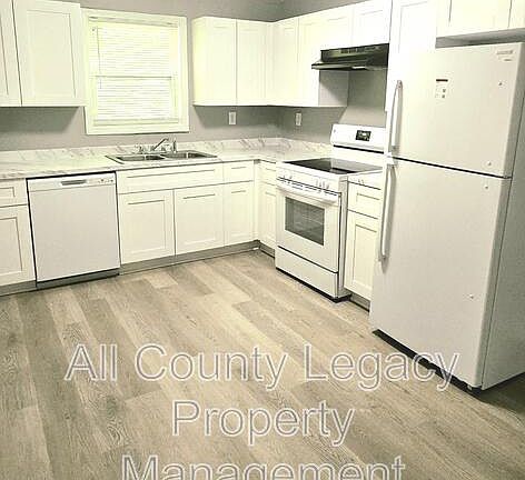 3rd image of 700 Rosehip Ln #A