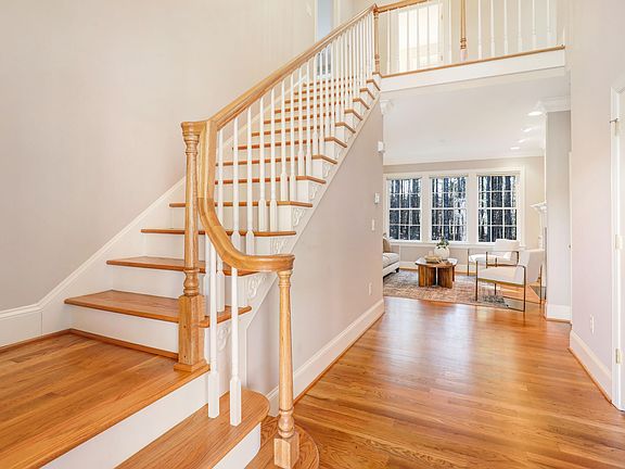 4th image of 120 Fox Trail Ct