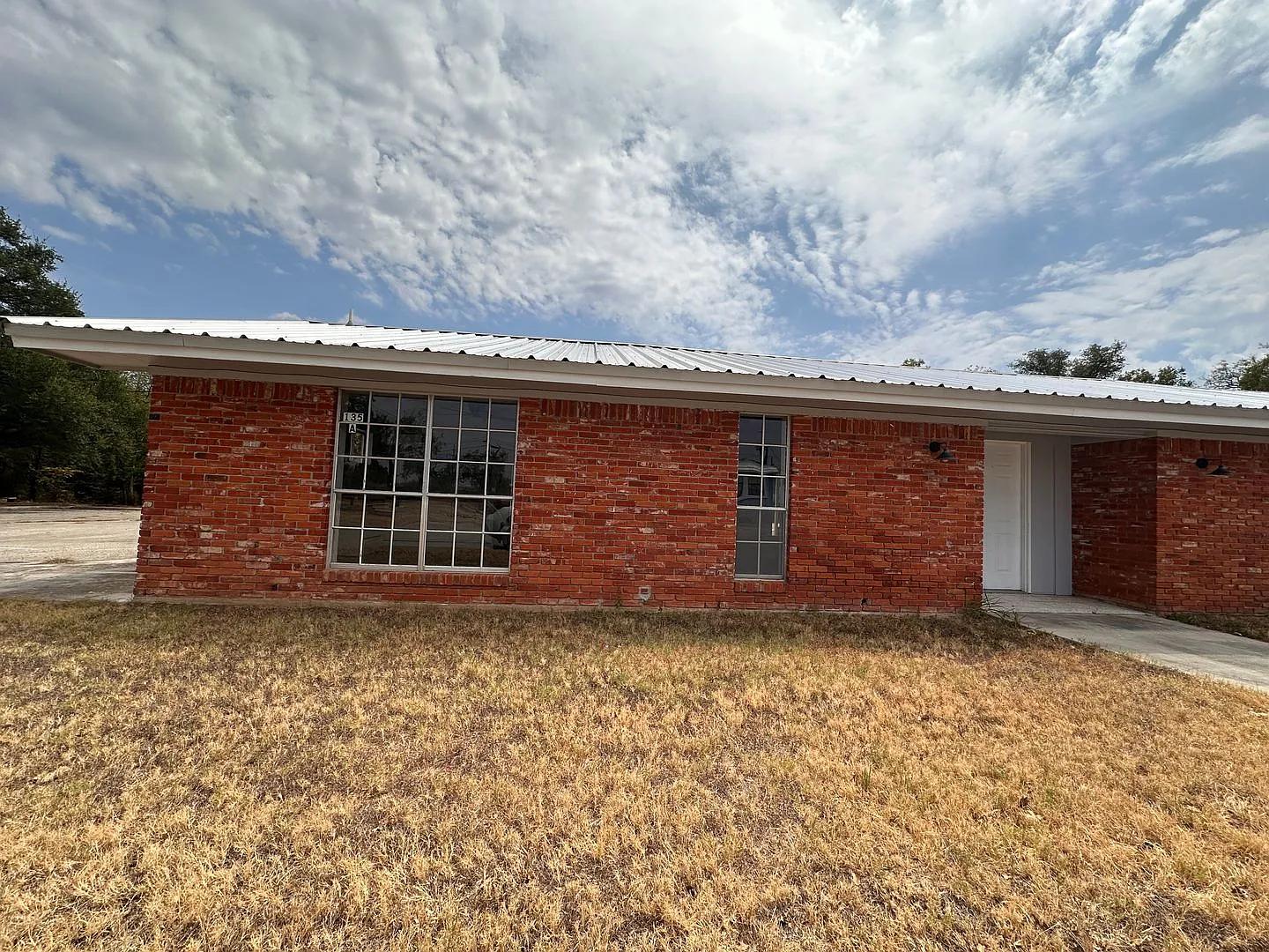 1 Bed 1 Bath Duplex Availabel NOW! — Photo 2