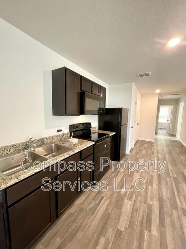 3 bed, 1.0 bath, 836 sqft, $1,150 — Photo 4