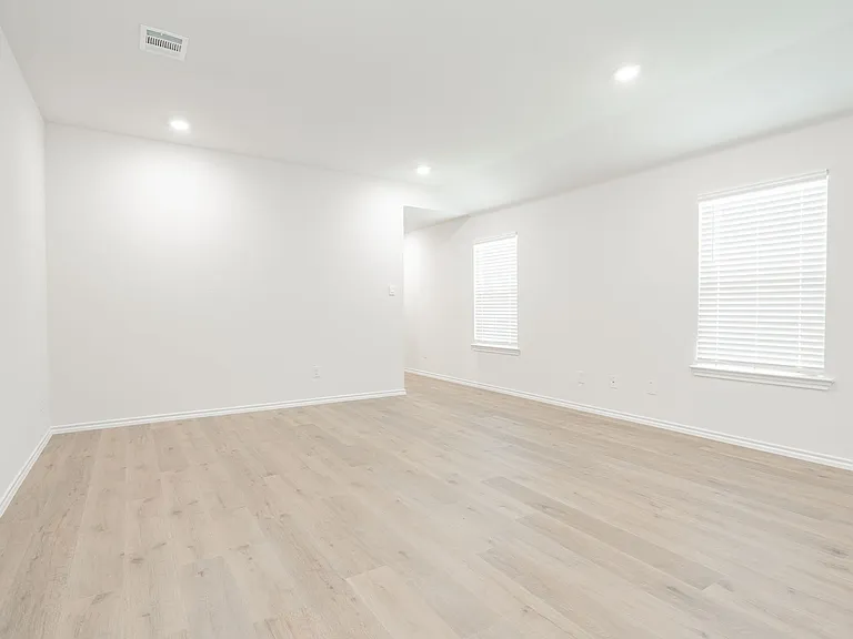 916 Sunrise Ln — Photo 16