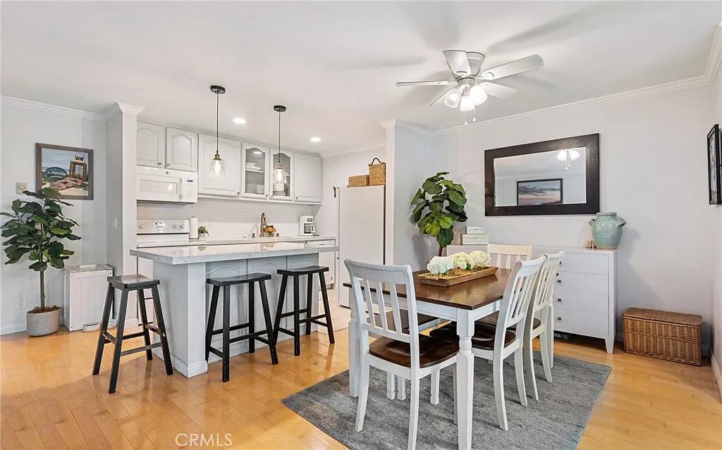 2 bed, 975 sqft, $4,900 — Photo 1