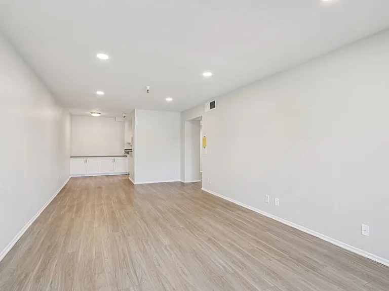 110 S Sweetzer Ave — Photo 19