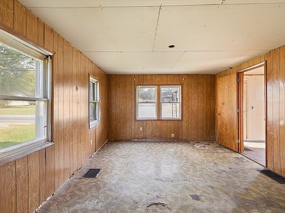 4th image of 915 Charles St