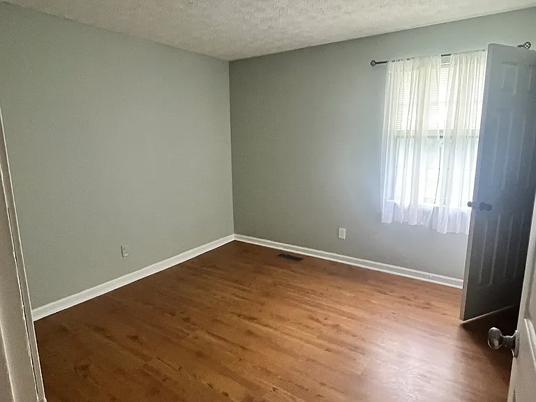 211 Hayter Dr — Photo 30