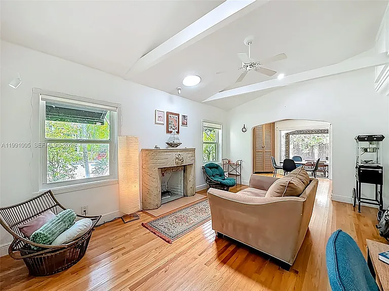1419 NE 4th Ct — Photo 5
