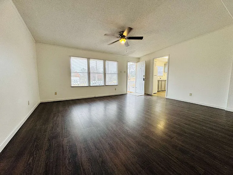 61 Lexington Ln — Photo 5