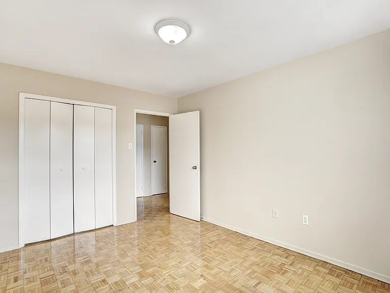 2503 Hurontario St — Photo 7