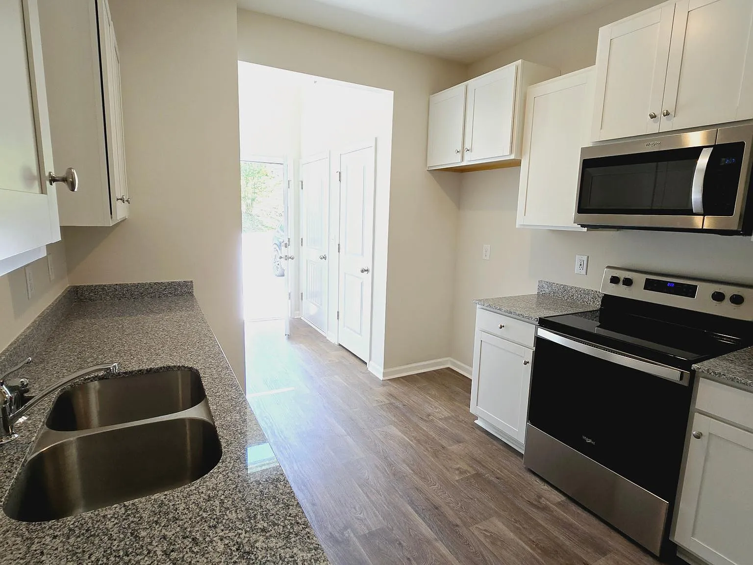 3 bed, 2.5 bath, 1358 sqft, $1,750 — Photo 2