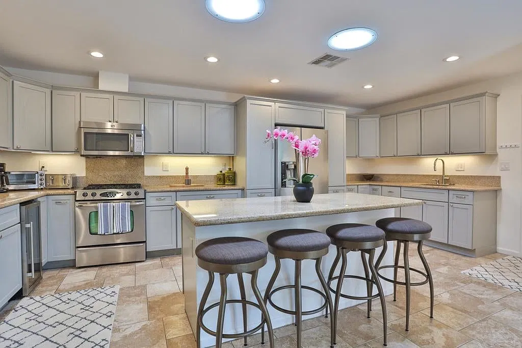 2 bed, 837 sqft, $3,500 — Photo 1