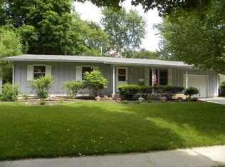 43 Briar Ln, Geneva, IL 60134