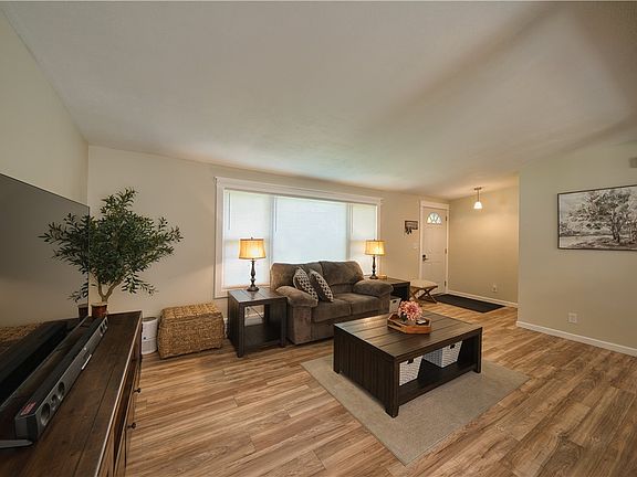 5th image of 3529 Hornby Rd