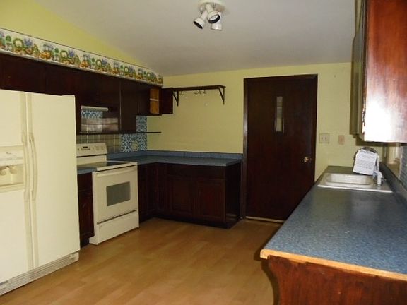 5th image of 1384 Jeffery St