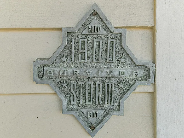 1927 Broadway St — Photo 4