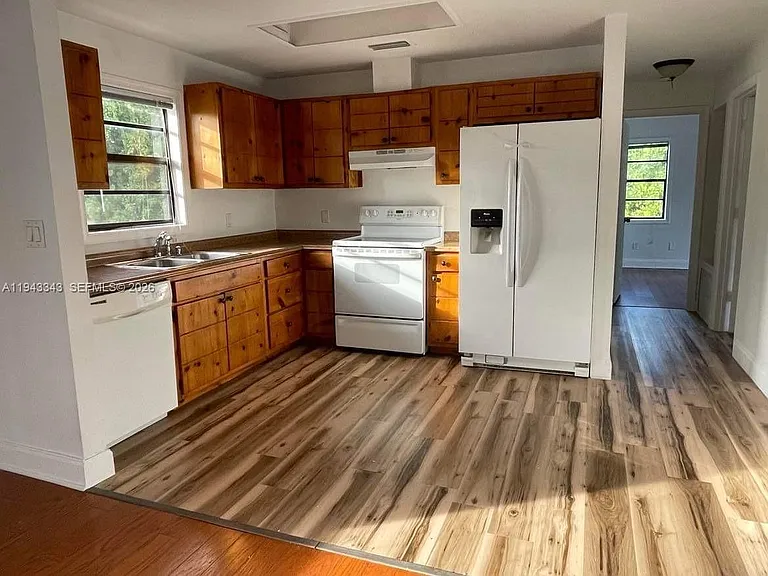 1866 9th Pl — Photo 7