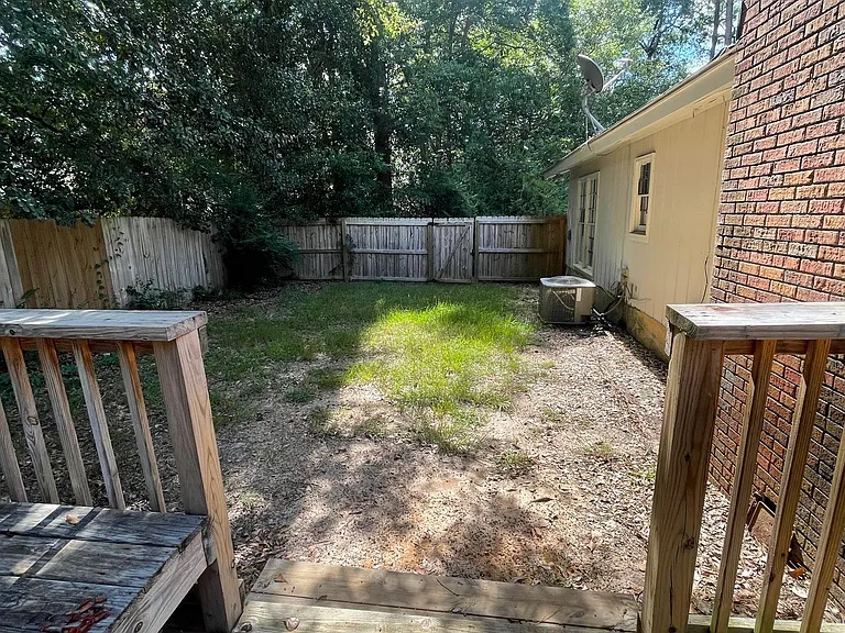 817 Robin Hood Trl — Photo 24