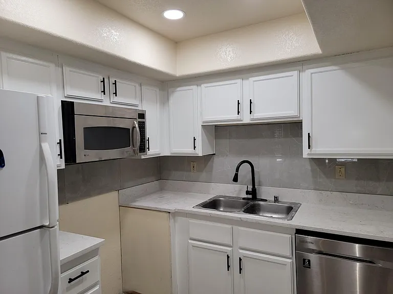 1200 N Buffalo Dr — Photo 3