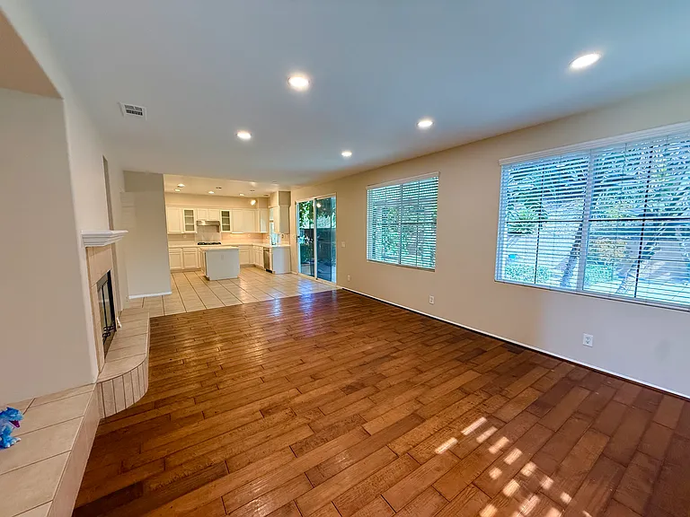 12190 Roseville Dr — Photo 5