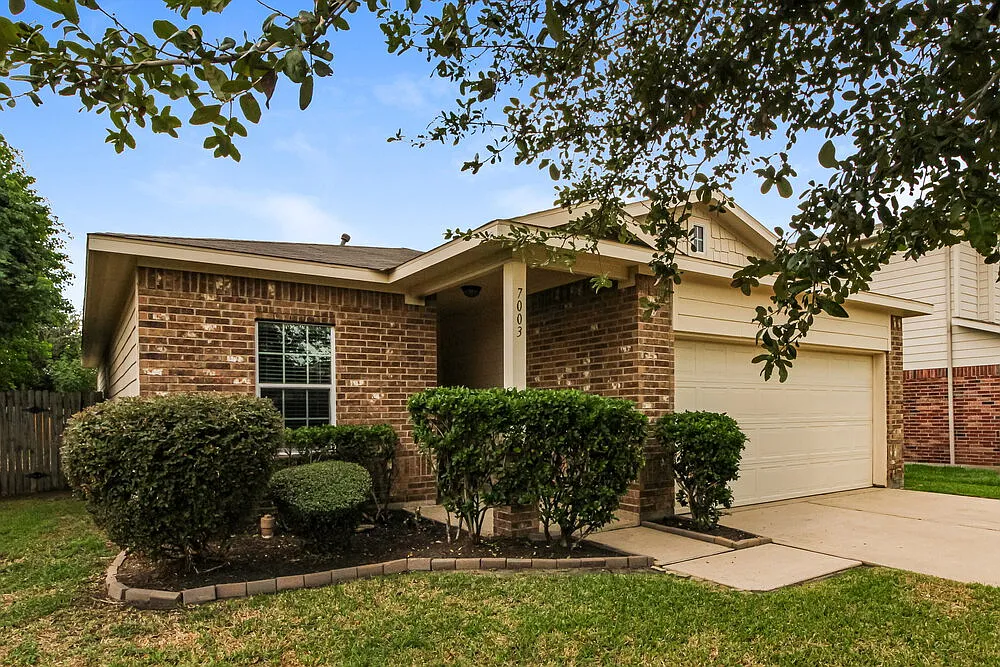 3 bed, 2.0 bath, 1364 sqft, $1,885 — Photo 3