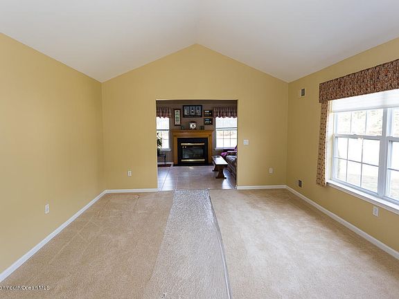 3rd image of 81 Skyline Dr