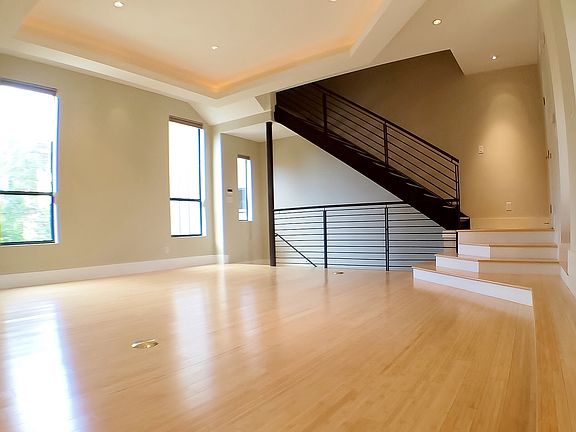 5th image of 443 E Greenbriar Ln