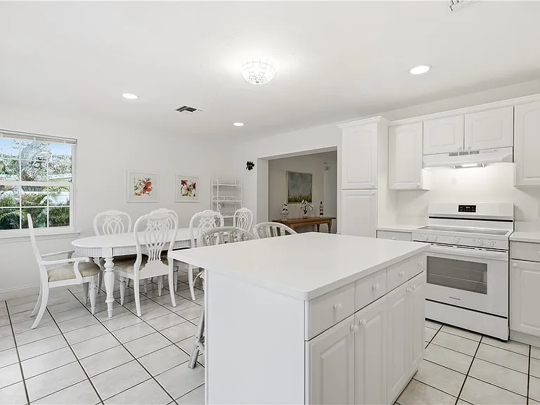 725 Dahlia Ln — Photo 13
