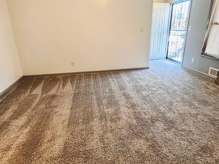 719 W Bundy Ave — Photo 3
