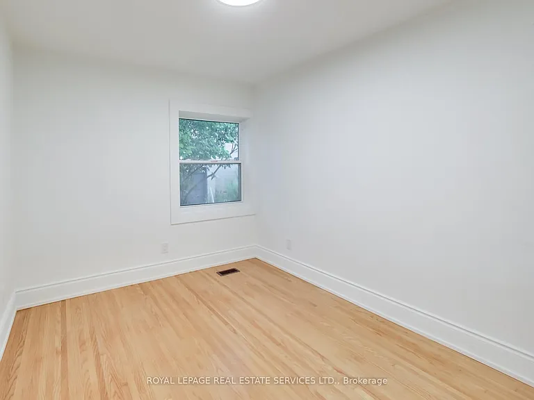 218 Montrose Ave — Photo 18