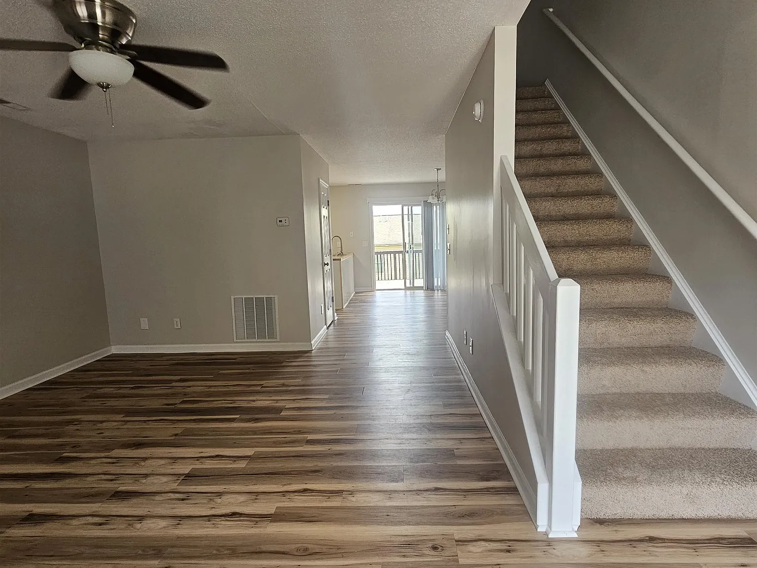3 bed, 1.5 bath, 1836 sqft, $1,900 — Photo 2