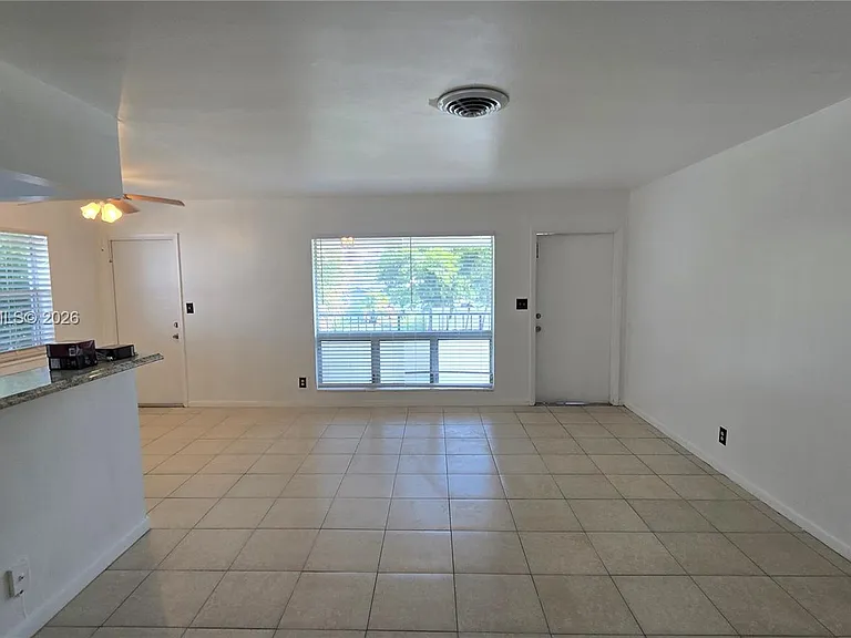 2801 NE 49th St #7 — Photo 5