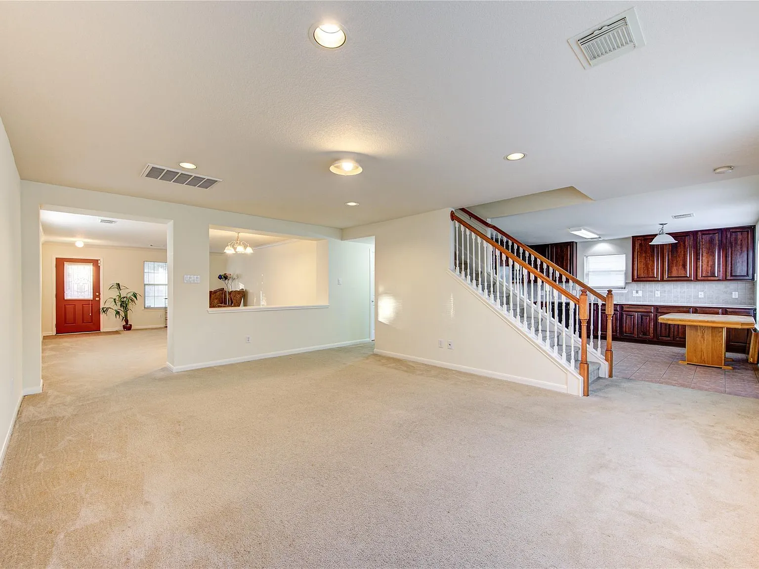 4 bed, 2.5 bath, 2692 sqft, $2,450 — Photo 3