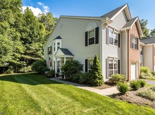 30 Pond Hollow Dr, Oak Ridge, NJ 07438