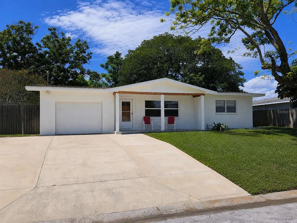 2 bed, 1.0 bath, 1028 sqft, $1,900 — Photo 1