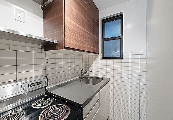 4th image of 100 Saint Marks Pl APT 9