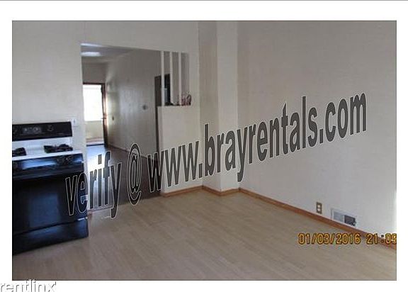 960 Hill Ave dining to living