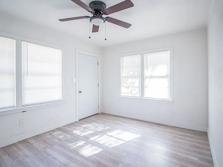 302 Avenue U — Photo 2