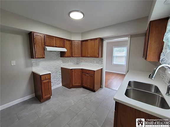 3rd image of 239 Delaware Ave