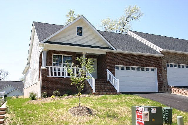 2nd image of 374 Hickory Grove Cir