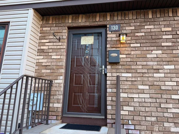 130 Highview Dr, Woodbridge, NJ 07095