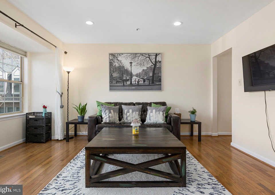 1st image of 3305 Seaport Way