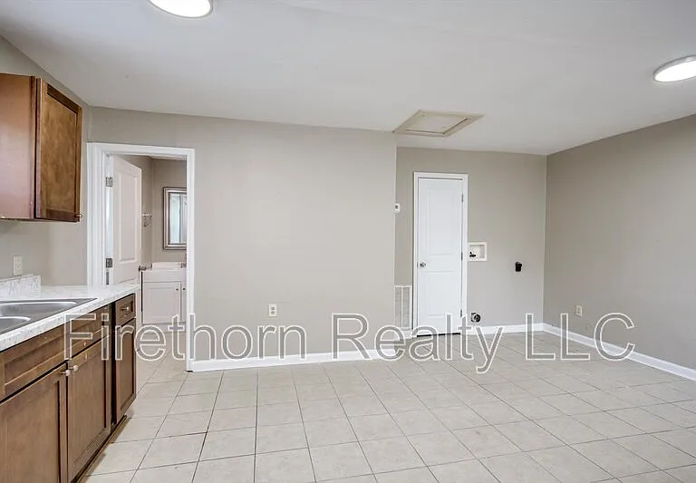 2719B Meadowbrook Dr — Photo 4