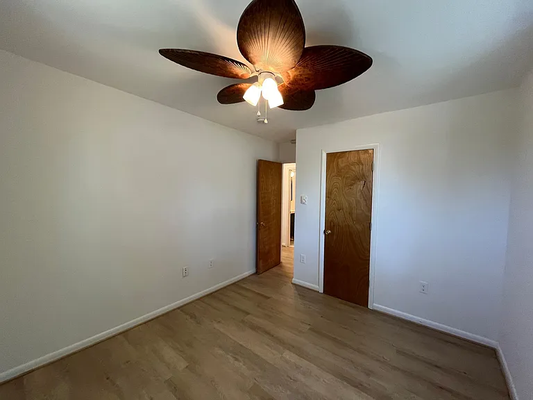 402 President Ln #B — Photo 12