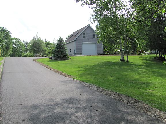 Detached Barn w/ Apartment