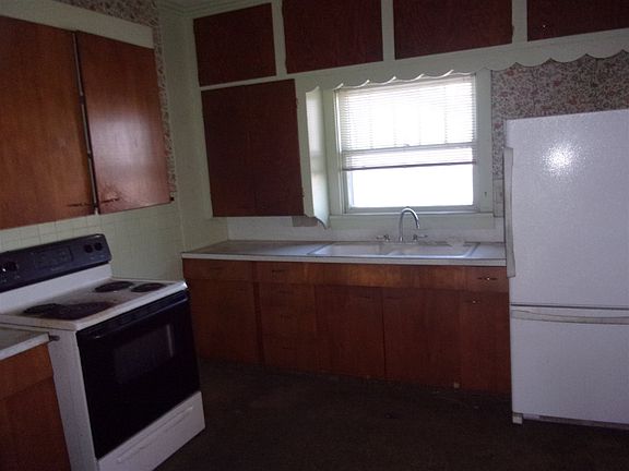 5th image of 303 E 10th St